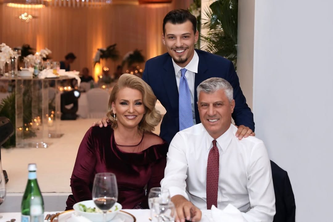 Endrit Thaçi i bën dedikim të veçantë ish presidentit gjatë iftarit me nënën e tij