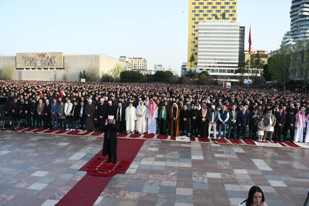 120 mijë shqiptarë falin namazin në sheshin  Skënderbej   lajm edhe në mediat ndërkombëtare