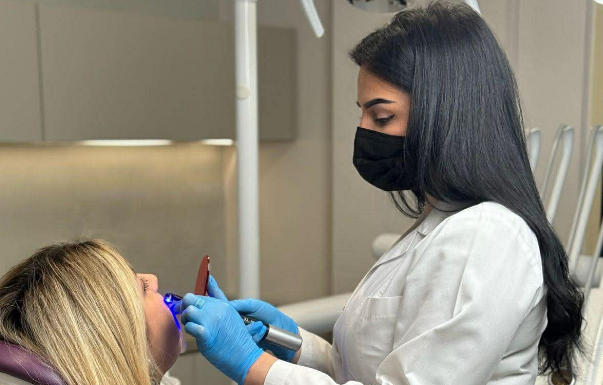 Kush është Dr Fjolla Kabashi dentistja e estetistja e ndryshimeve mahnitëse 