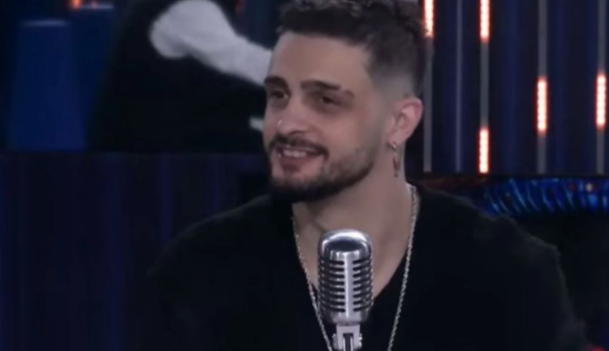 Zarf në BBVA  Gimbo lexon njoftimin e  Vëllait të Madh  