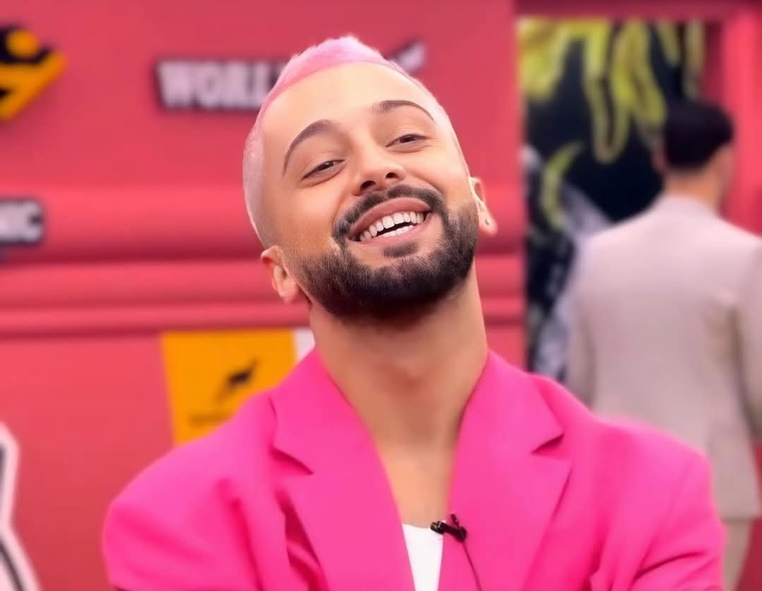 Gjesti shijon lirinë  shfaqet i buzëqeshur nga një veturë luksoze