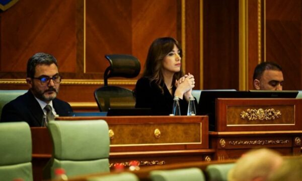 Kryetarja Haxhiu ia dërgon Kushtetueses emrat e deptuetëve që munguan