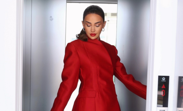 Kiara Tito befason me fustanin e kuq  ja sa ka çmimin