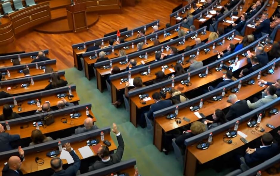 Seanca për ndryshimet kushtetuese për presidentin  Kuvendi del me njoftim zyrtar