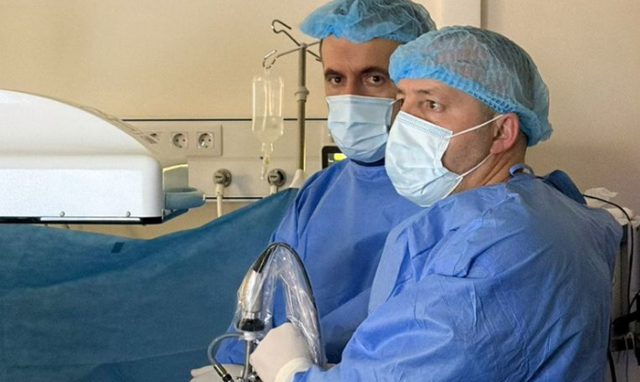 Realizohet për herë të parë në QKUK intervenimi për trajtimin e gurëve të mëdhenj në veshka