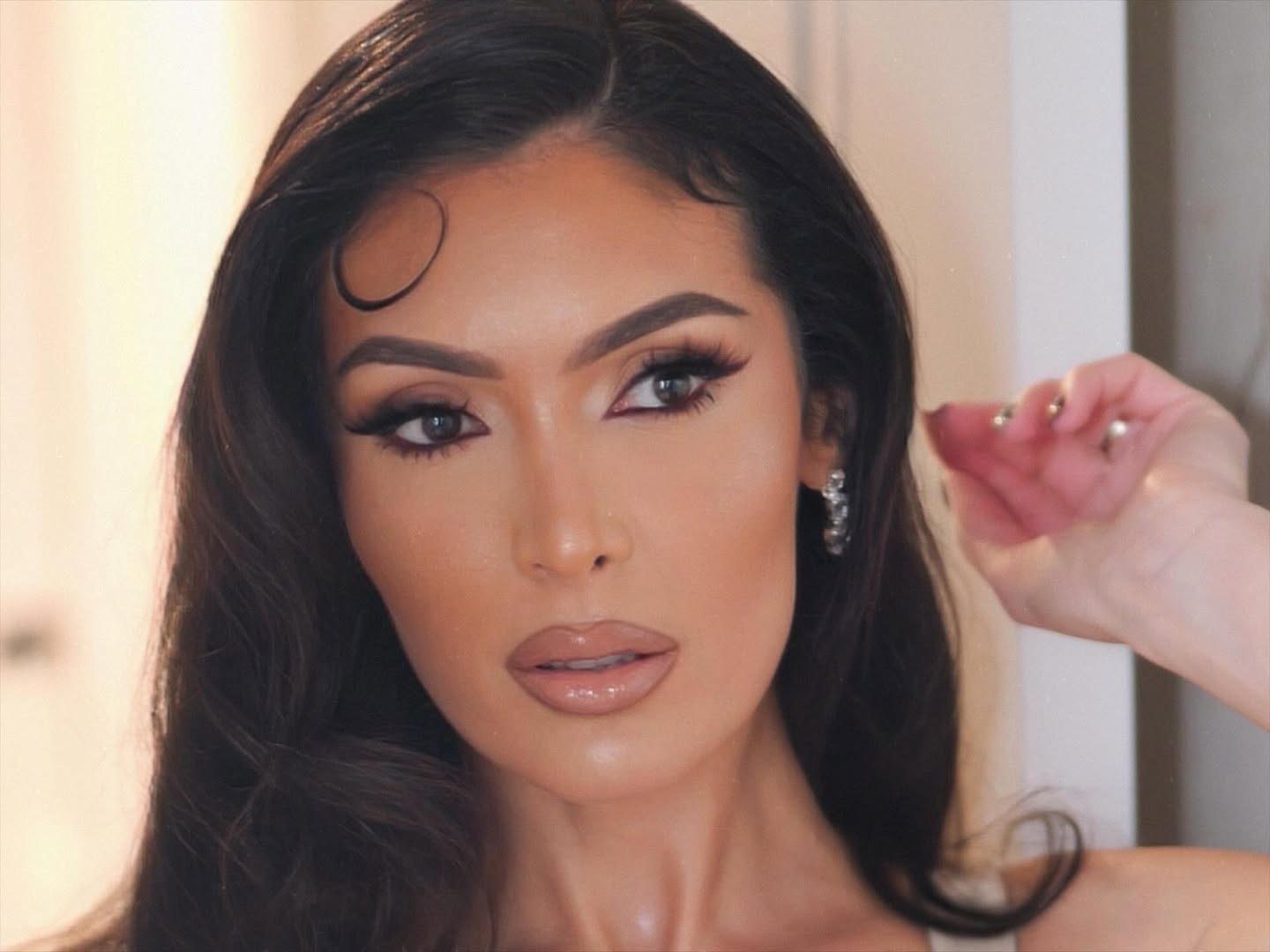 Nora Istrefi e konfirmon se është këngëtarja me gjoksin më të bukur