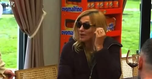  Do të lahem ashtu siç më ka bërë nëna   Moza shkakton të qeshura  nuk pranon rrobat e banjës