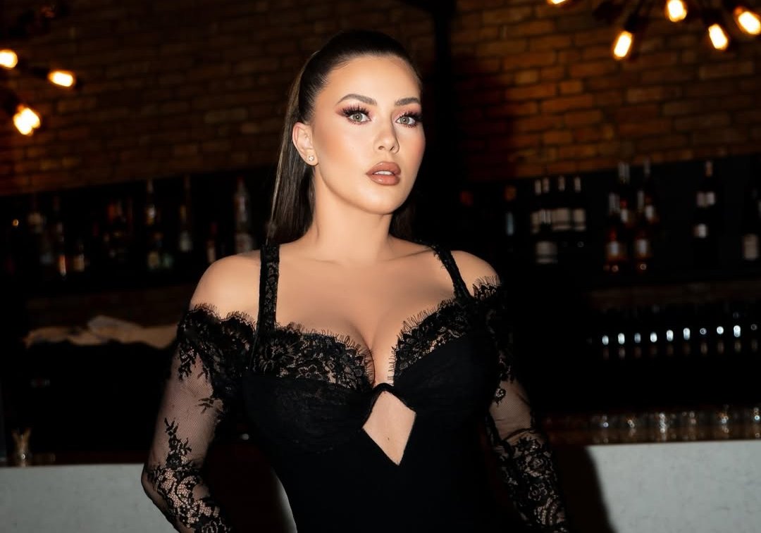 Provokon Olta Gixhari  ekspozon gjoksin