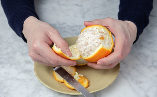 A duhet ta hani shtresën e bardhë të një portokalli 