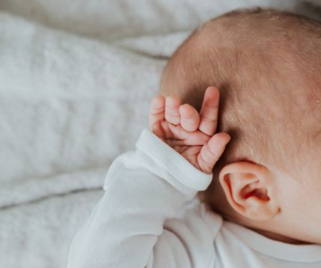 Pse të porsalindurit nuk kanë lot ose djersë 