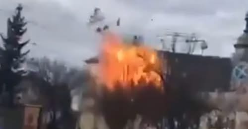 Pamje të frikshme nga Lvivi  droni rus përplaset me një ndërtesë në mes të ditës