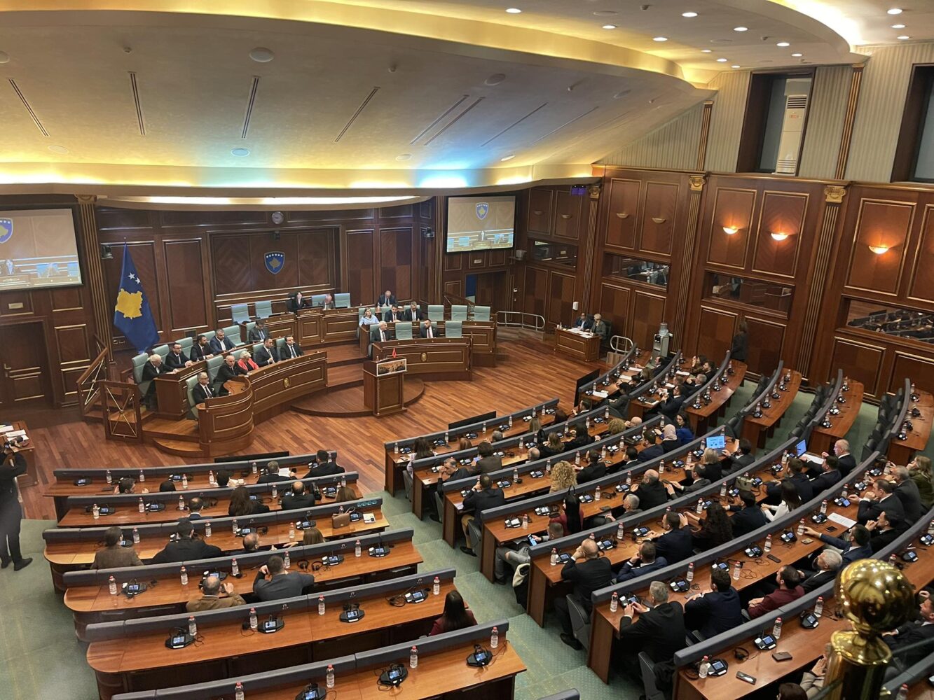 Fillon seanca e jashtëzakonshme për votimin e amandamenteve të propozuara nga Osmani