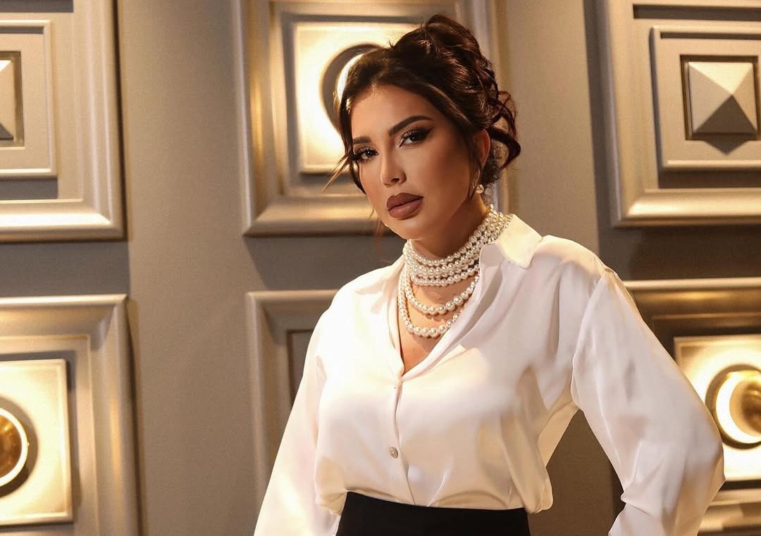 Teuta Selimi provokon  me fustan të bardhë kaq shumë e ekspozon