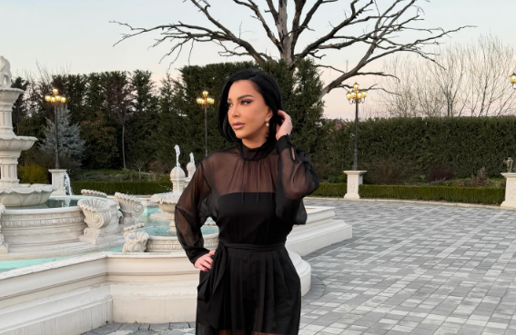 Teuta Selimi si zonjë  paraqitet elegante me fustan transparent