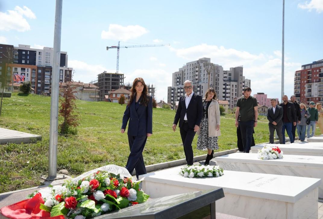 Haxhiu bën homazhe te Varrezat e Dëshmorëve në Velani