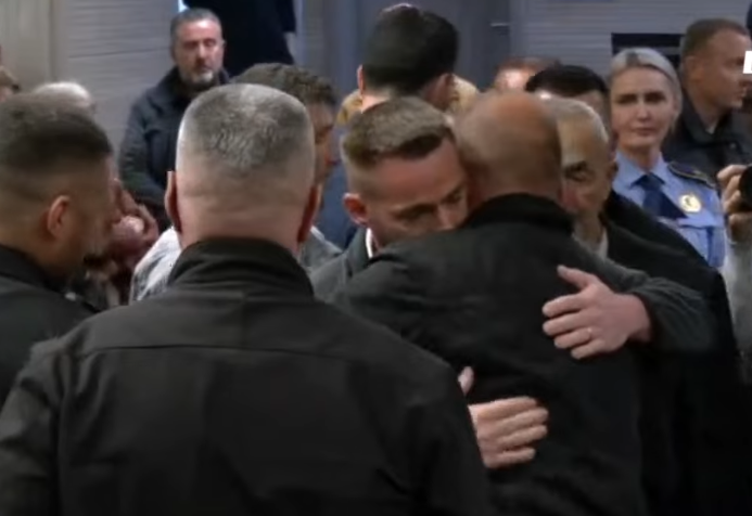 Familjarët përqafohen në sallë pas dënimit për vrasësit e Liridonës