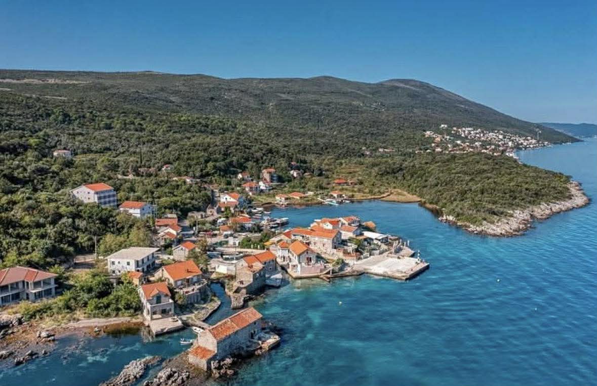 nje-strehe-e-fshehur-buze-detit-house-of-wine-tek-gjiri-i-kotorrit-po-kthehet-ne-destinacion-elitar-per-pushime-private