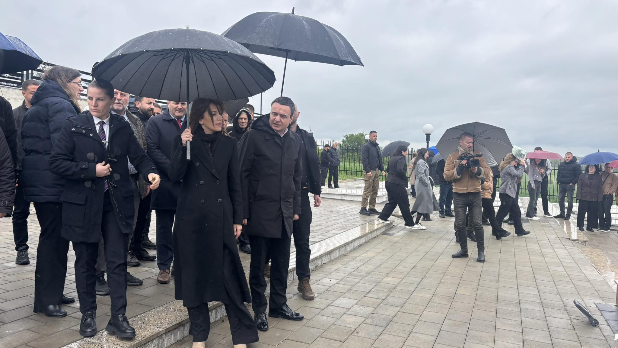 Haxhiu e Kurti bëjnë homazhe  nderojnë dëshmorët në Gllobar të Drenasit