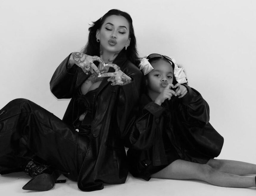 Alby  një nënë krenare  emocionohet nga arritjet e vajzës së saj