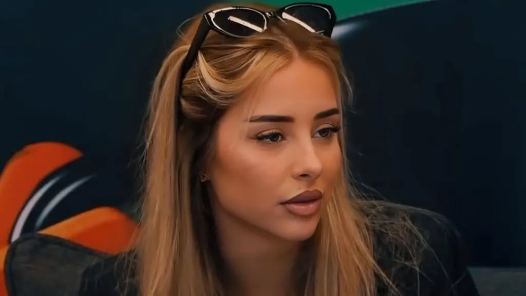 Elijona  përvëluese   vazhdon pozat me bikini nga pushimet