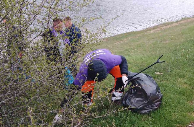 Pastrohet zona te liqeni i Badocit   Pastrimi   Mos hidhni mbeturina  nga aty pimë ujë 