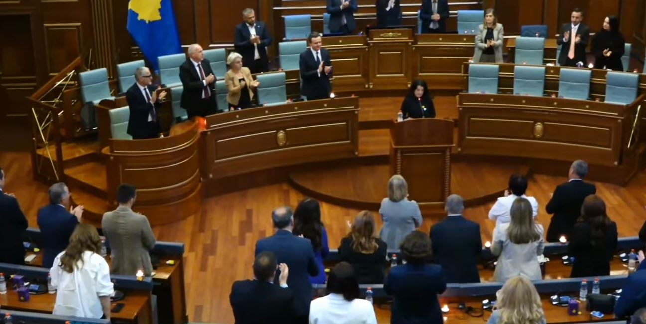 Vasfije Krasniqi përlotet gjatë fjalimit në Kuvend  deputetët ngriten në këmbë