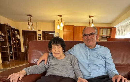 Shaqir Totajt i vdes nëna  Nuk paska moment më të vështirë se të mbetesh pa nanë