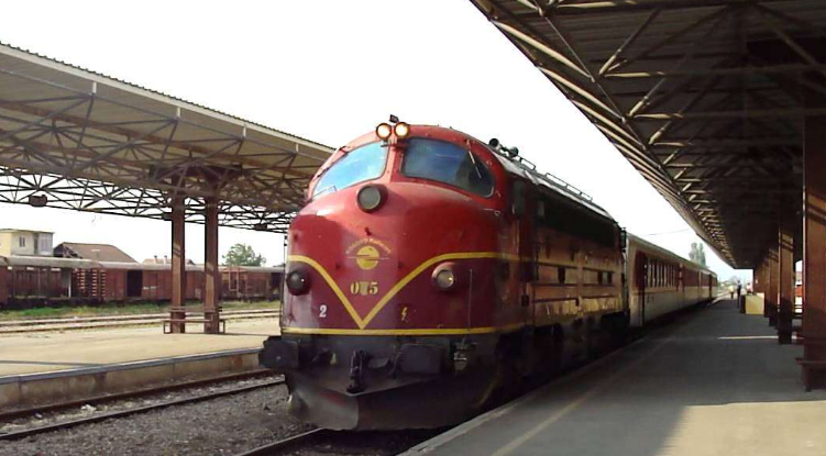 Treni godet një këmbësor në Dobroshec