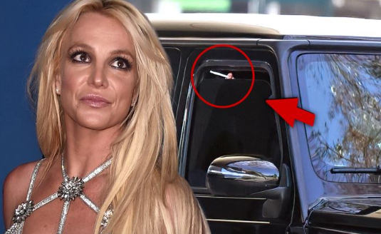 Skandal  Britney Spears sfidon rregullat  pi cigare pranë një pike karburanti