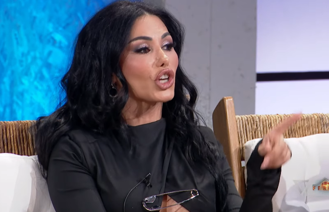 Soni Malaj  tradhtohet  nga fustani në Ferma VIP