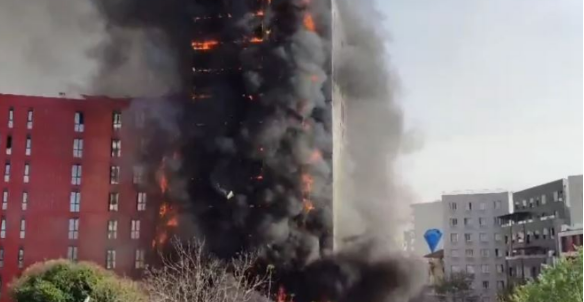 Pamje dramatike  një zjarr i madh përfshinë një ndërtesë në Tiranë