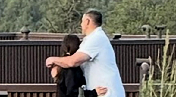 Një gazetare e shquar sportive e kapur në një hotel me një trajner të famshëm