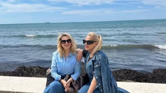 Dy ikonat e muzikës bashkë në det