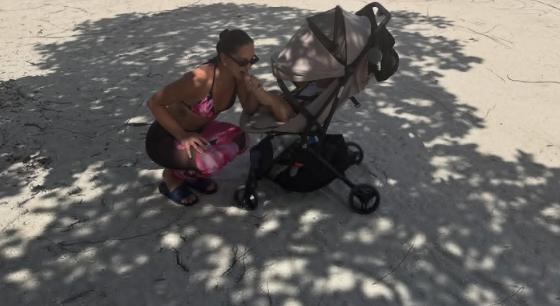 Samanta për herë të parë në pushime me vajzën  mahnit me linjat pas lindjes