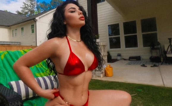 Linda Halimi pozon me bikini