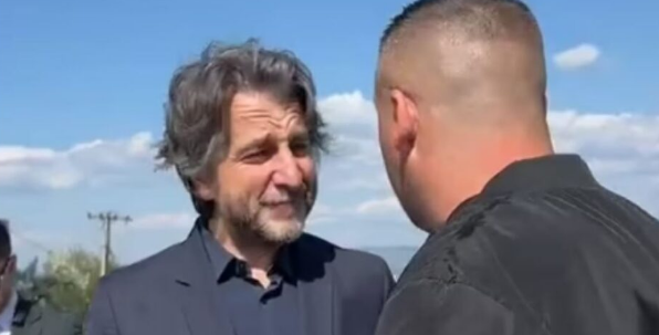 Rama pengohet nga djali i një dëshmori të hyjë në varrezat e dëshmorëve