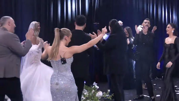 Në dasmën e Brikenës dhe Mateos  Rogerti dhe Juela bëjnë veprimin e turpshëm