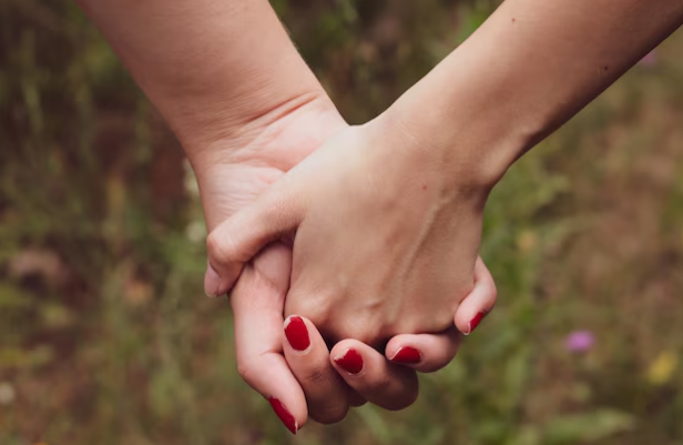 Balerina shqiptare poston foto duke u puthur në buzë me këngëtaren e njohur Konfirmohet lidhja e dashurisë
