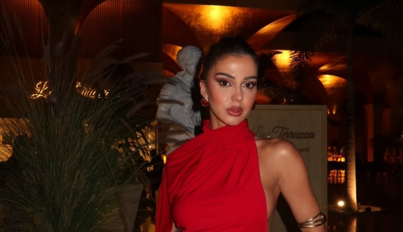 Fustani i Kuq i Loredanës: Trend i Përkryer për Maturantët në 2024 – Stil dhe Elegancë në Fokus 