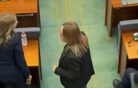 Tension në Kuvend  Haxhiu Bajramit  Për çka po i afrohesh deputetit  ulu në vend