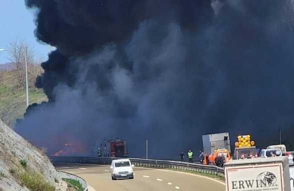 Zjarri i madh në autostradën  Ibrahim Rugova   krijohen kolona të gjata te Qafa e Duhles