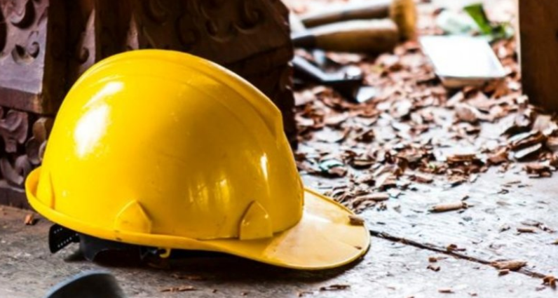 Vdes një punëtor në Strellc të Deçanit pasi u godit nga dërrasat në vendin e punës