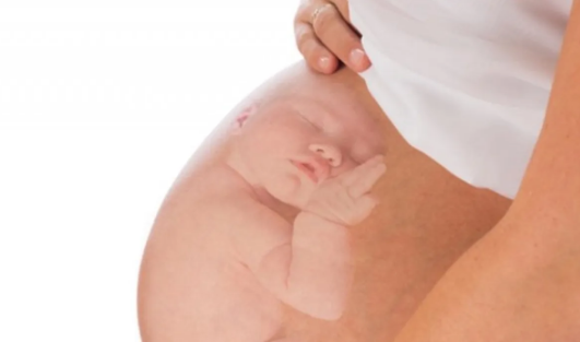 a-e-ndjen-foshnja-ne-bark-kur-nena-s-eshte-mire