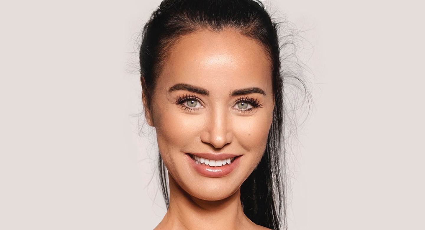 Albana Osmani  shkrin  ndjekësit me buzëqeshjen e saj