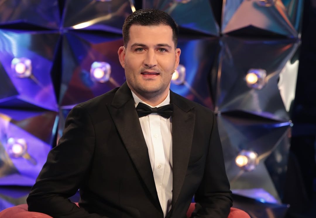 Arbër Hajdari pozon si model teksa lajmëron prim in e sotëm