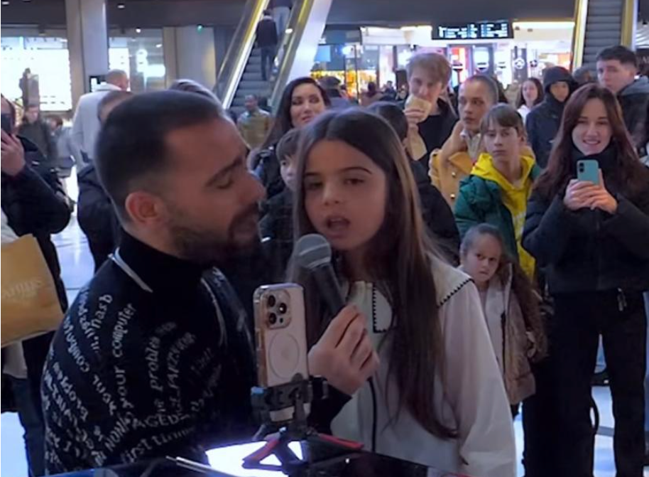 Dueti përloti të pranishmit  Besnik Qaka dhe vajza e tij performojnë me pianistin e njohur francez