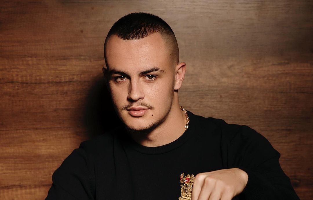  Ajo më përket mua   Don Xhoni publikon foto krah një vajzë