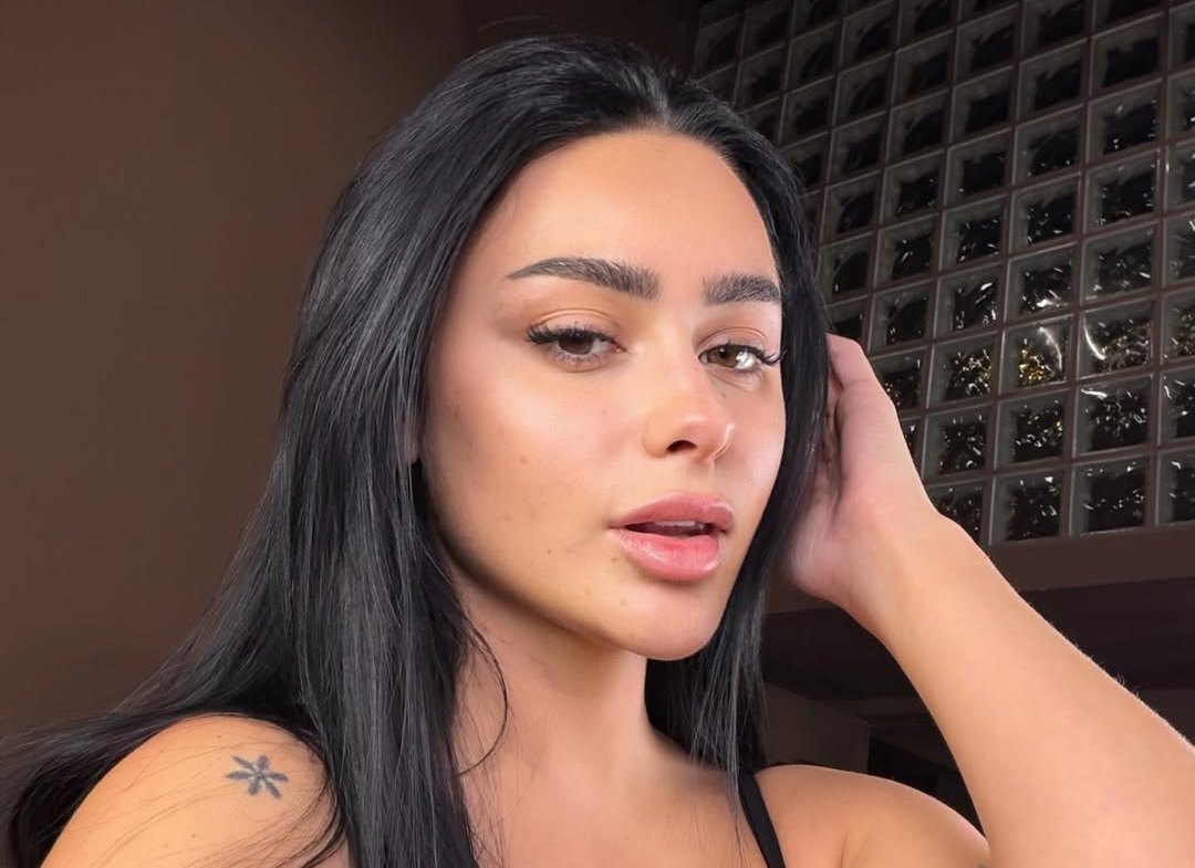  Një buzëqeshje dhe     Egli shfaqet super provokuese nga ashensori