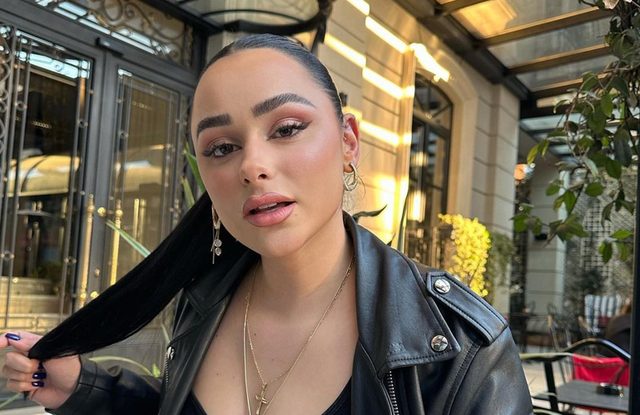 Egli ia  tepron  me fustanin e shkurtër  shfaq në pah linjat trupore