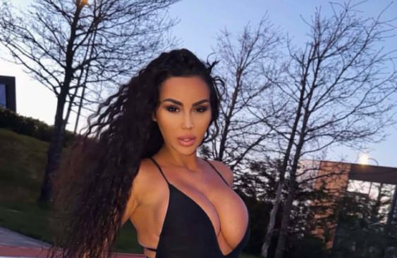 Fjolla Morina nuk ndalet  zhvishet dhe zbulon tatuazhet